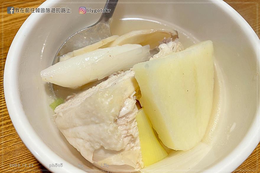 61)首爾．弘大站｜弘益一隻雞홍익닭한마리，加入杏鮑菇湯汁鮮甜、雞肉鮮嫩好吃，雞蛋粥更美味 @我在前往韓國旅遊的路上