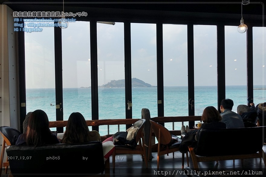 ㊴濟州市｜坐擁挾才海邊無敵海景眺望飛揚島的海景咖啡廳「逗號咖啡廳(카페쉼표)」《無限挑戰》與李孝利來過 @我在前往韓國旅遊的路上