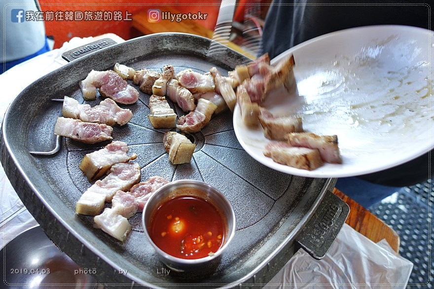㊾濟州．西歸浦｜橘子皮燻烤黑豬肉的美味「城邑七十里餐館(성읍칠십리식당)」，連《白鍾元,愛玩客》都來採訪 @我在前往韓國旅遊的路上