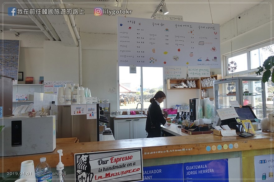 ㊾濟州市｜文青網美必訪的咖啡工作站(카페공작소)，還可買到濟州明信片和紙膠帶 @我在前往韓國旅遊的路上